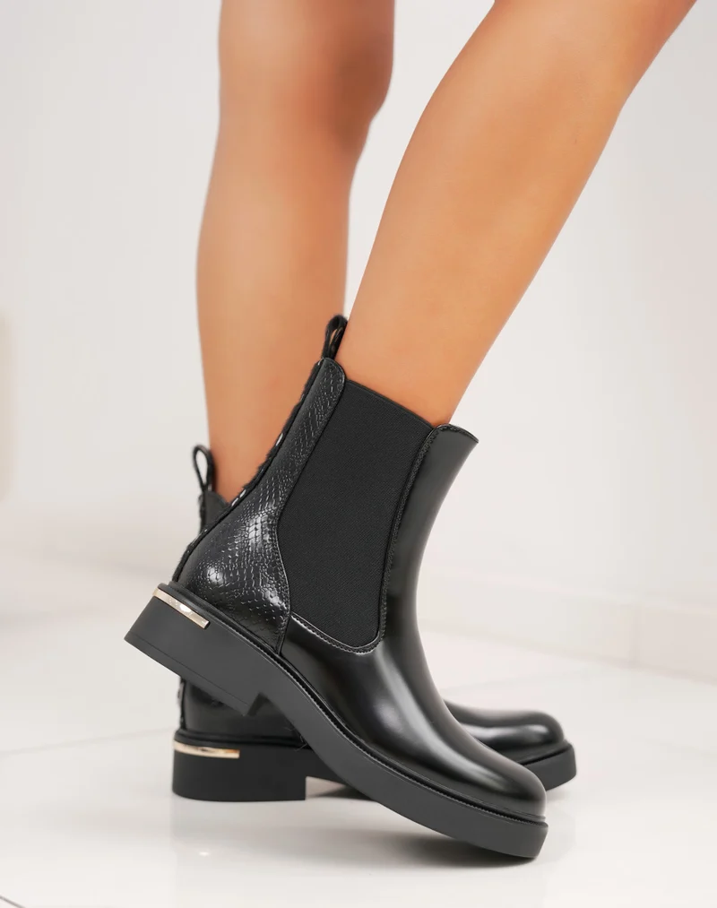 Bottines noires vernies style chelsea à effet croco et détail argenté