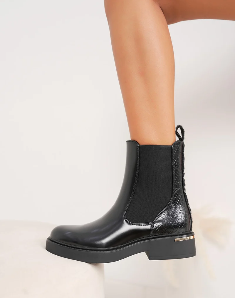 Bottines noires vernies style chelsea à effet croco et détail argenté