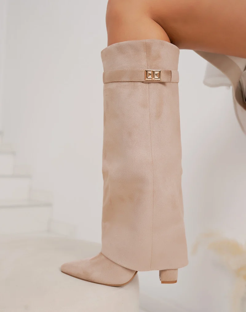 Bottes beige en suédine à bout pointu avec revers et détail doré