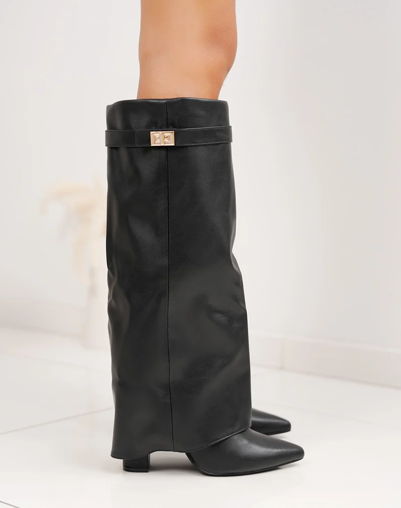 Bottes noires à bout pointu à revers avec sangle dorée