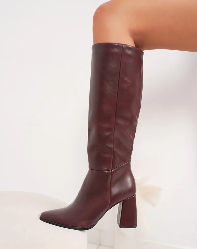Bottes bordeaux à talon épais et bout pointu