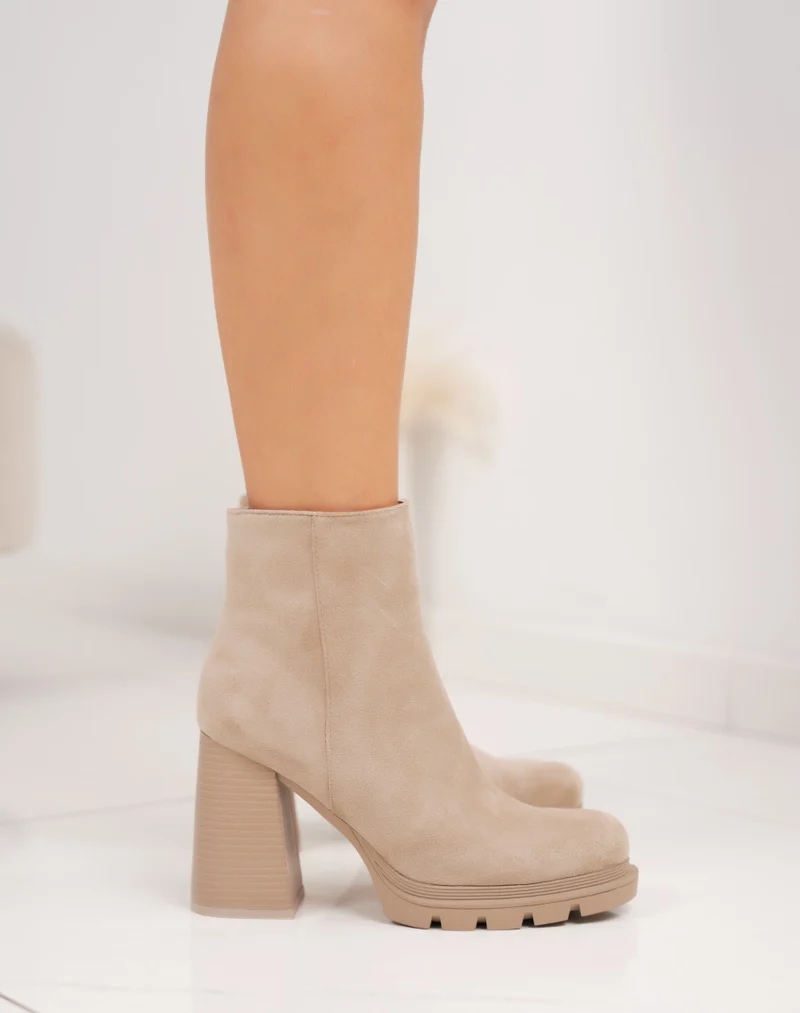 Bottines beiges à talon épais en suédine