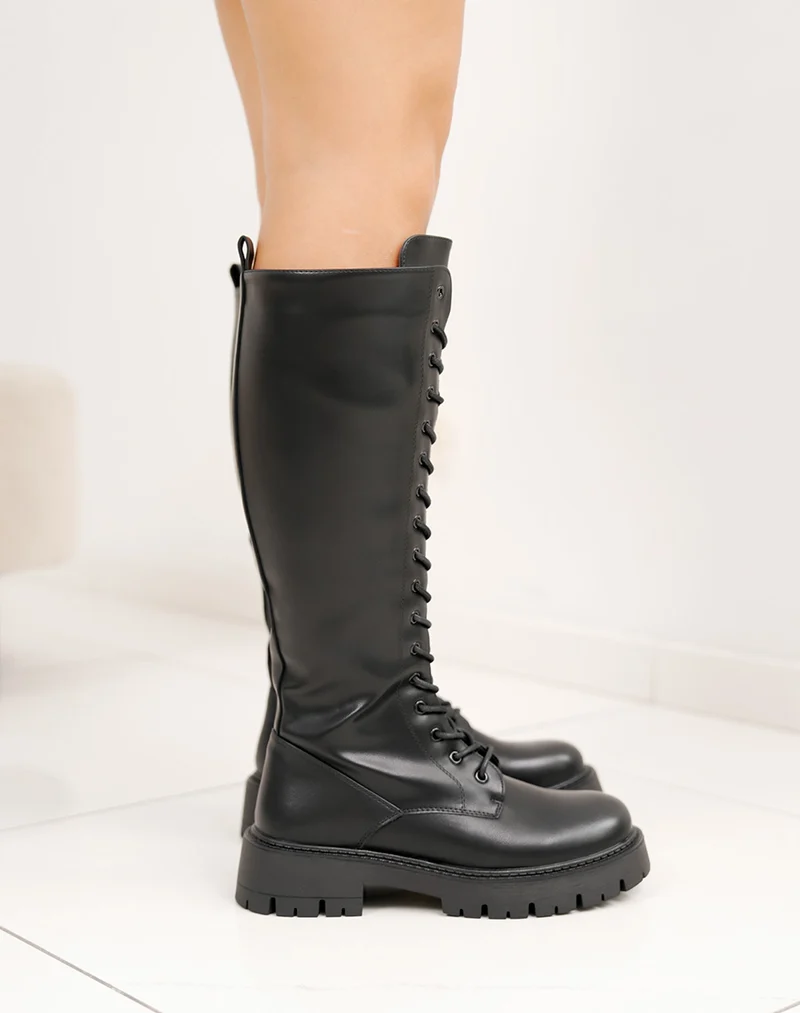 Bottes noires à lacets et semelle crantée