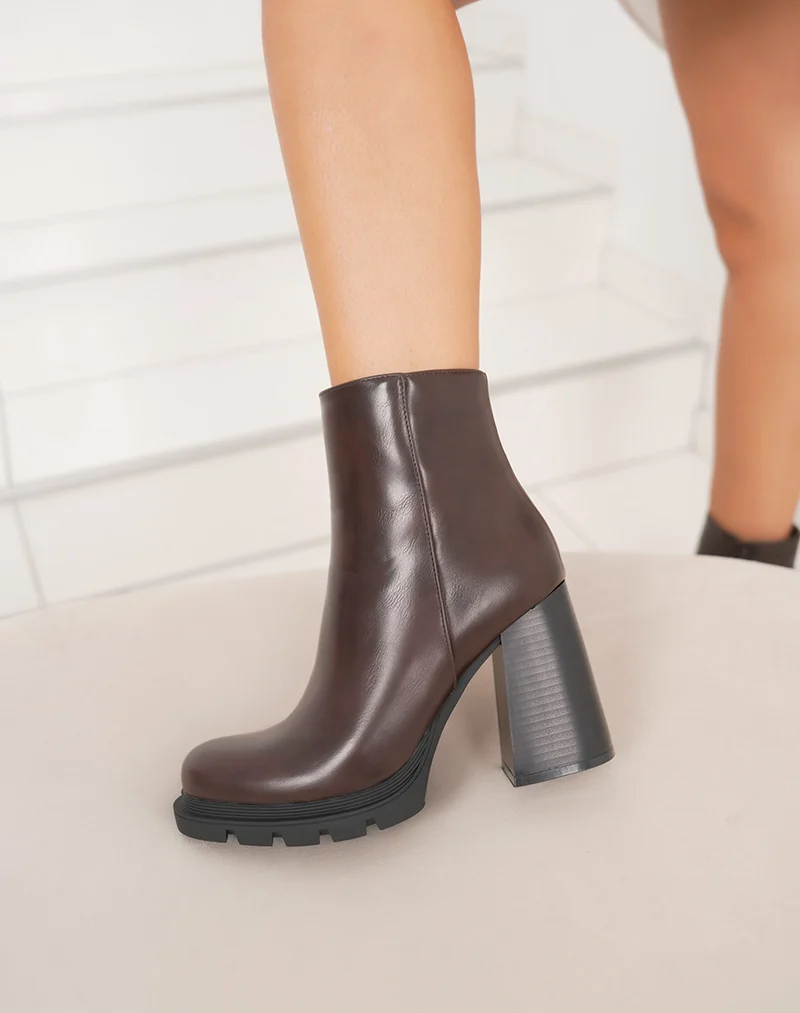 Bottines marrons à talon épais carré – Élégance et confort