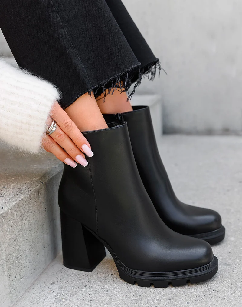 Bottines noires à talon épais carré – Élégance & stabilité