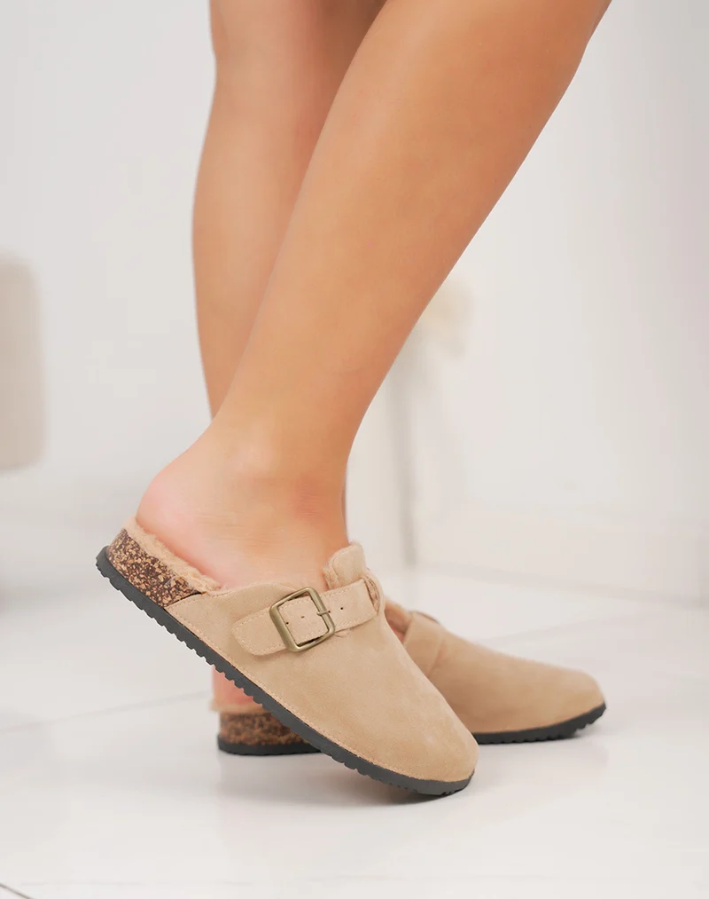 Mules beiges fourrées avec sangle décorative