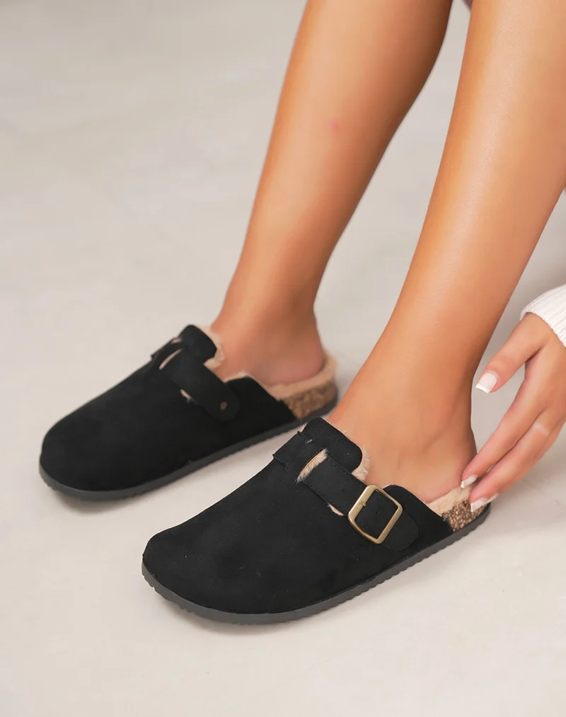 Mules noires fourrées avec sangle décorative