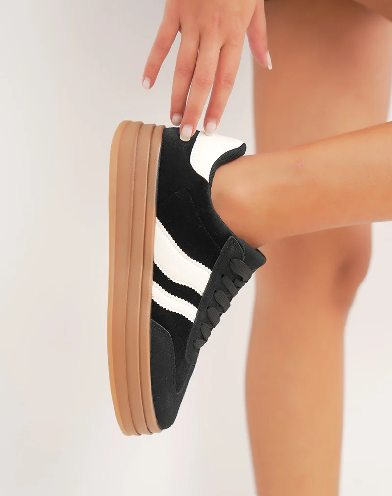 Baskets noires femme à lacets avec bandes blanches et semelle marron plate