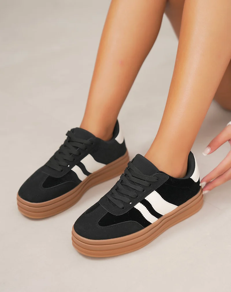 Baskets noires femme à lacets avec bandes blanches et semelle marron plate