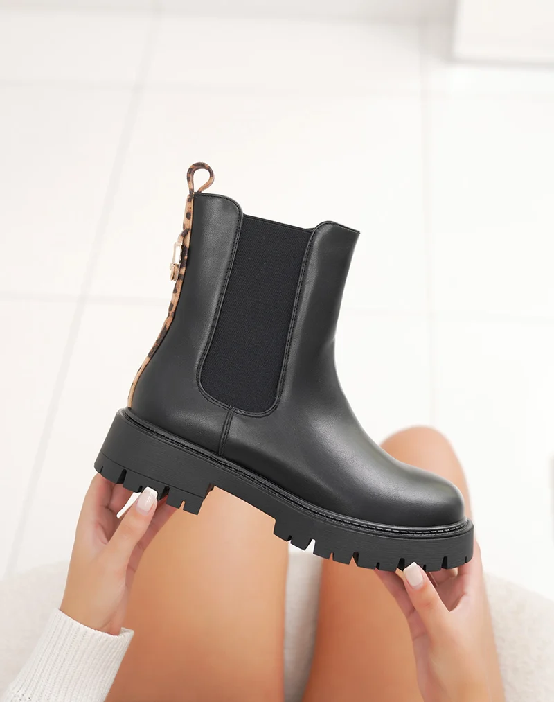 Bottines femme noires style Chelsea avec détail léopard et semelle crantée