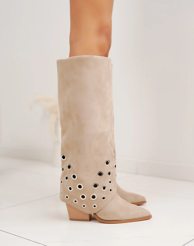 Bottes femme beiges tendance en suédine à talon biseauté avec œillets argentés