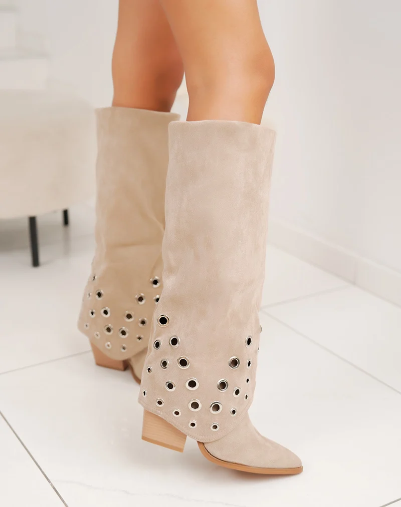 Bottes femme beiges tendance en suédine à talon biseauté avec œillets argentés