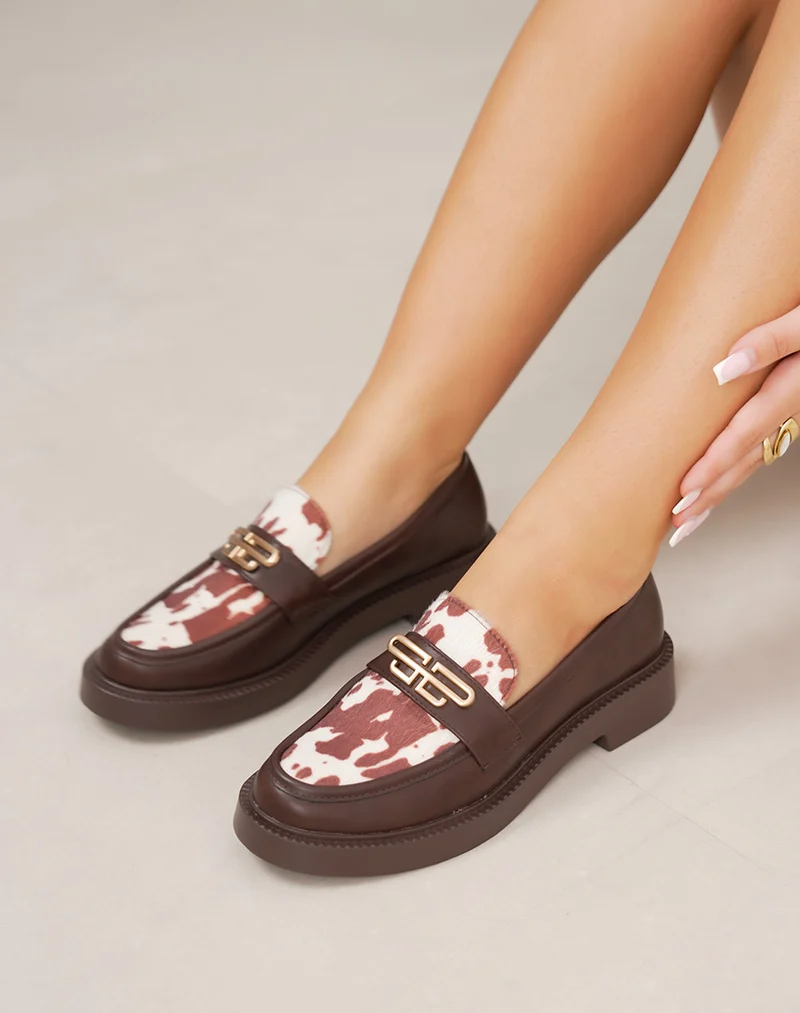 Mocassins marron à détails vachette et bijou doré