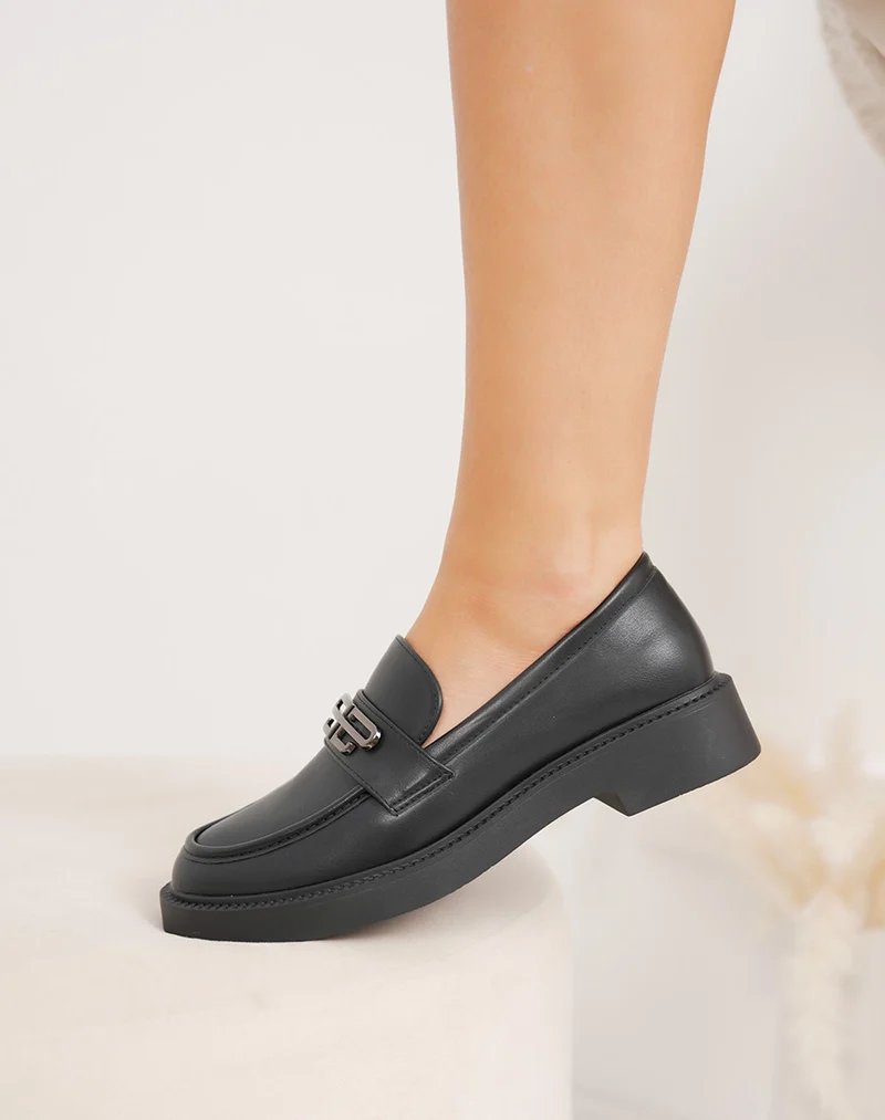 Mocassins noirs à bijou chic