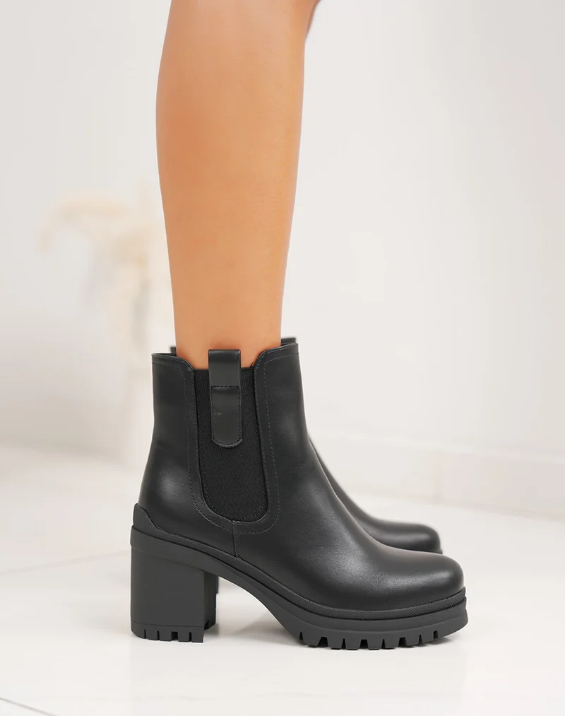 Bottines noires à talon carré fourrées