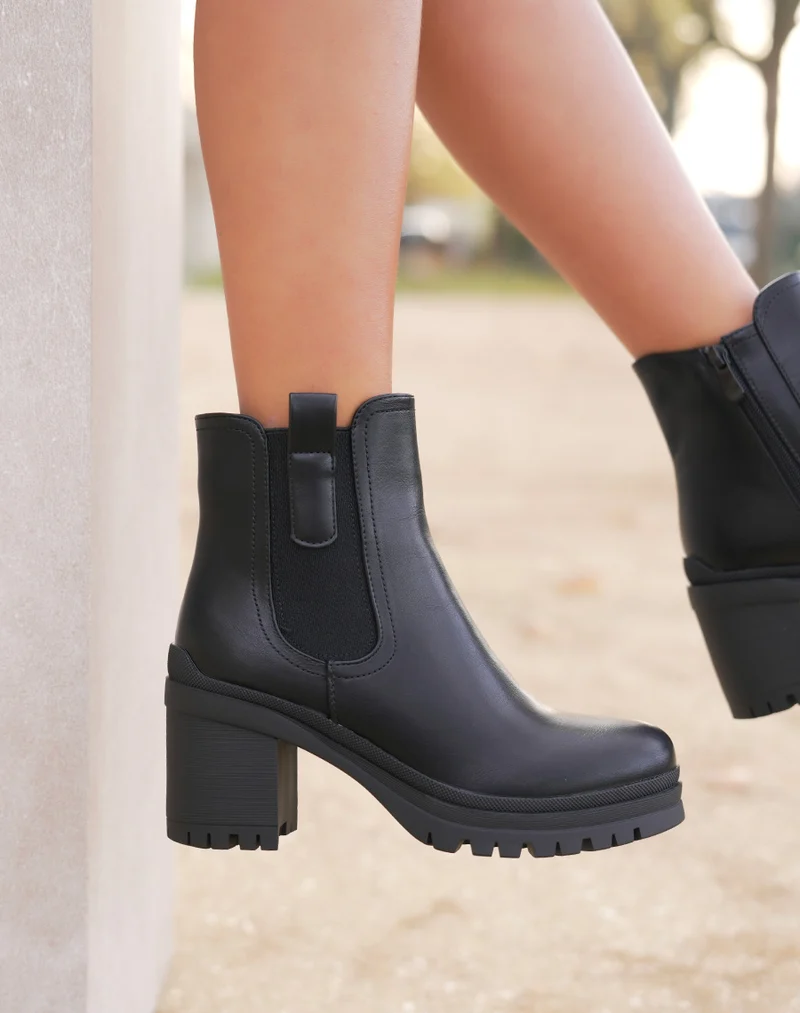 Bottines noires à talon carré fourrées