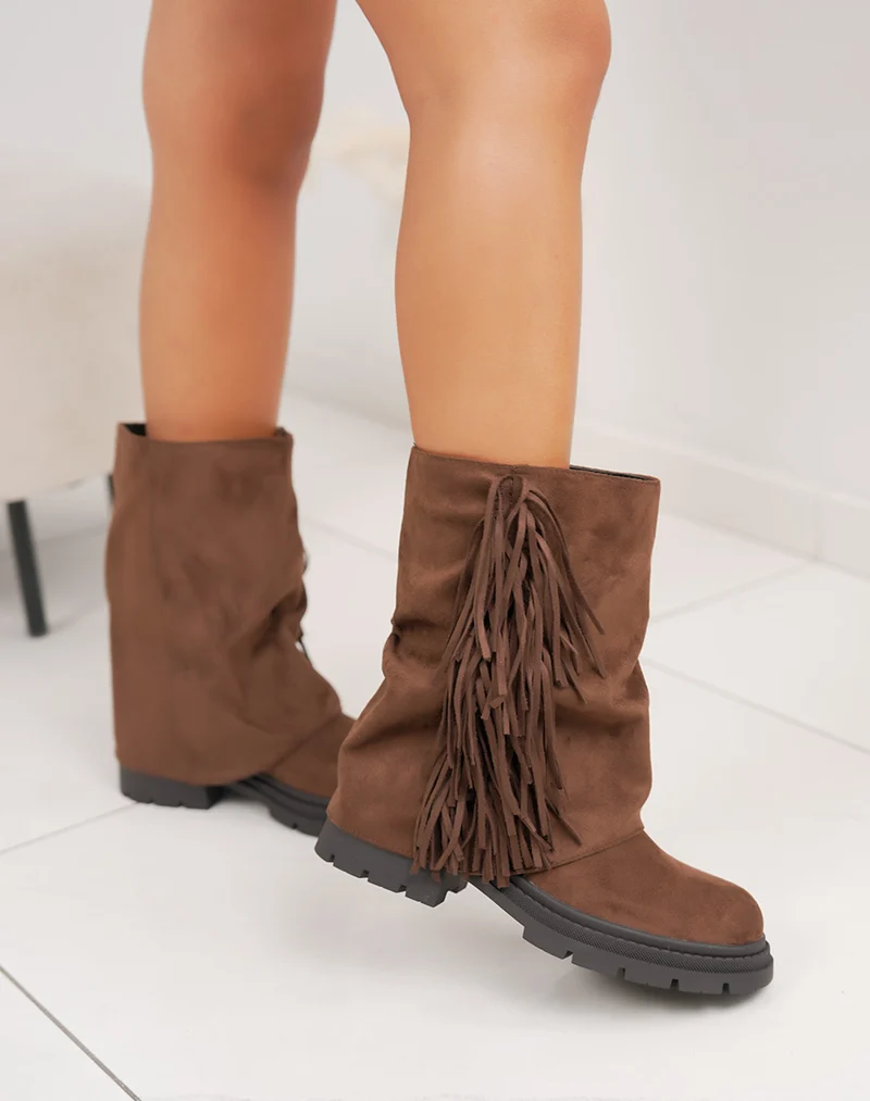 Bottines marron en suédine à franges et semelle crantée
