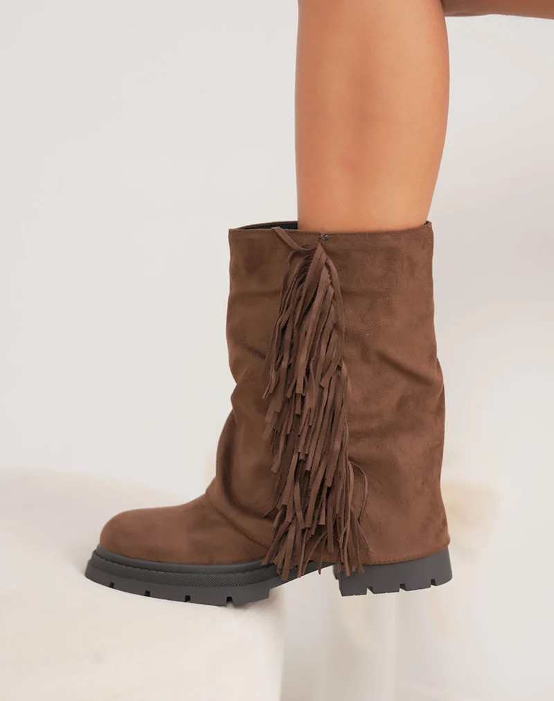 Bottines marron en suédine à franges et semelle crantée