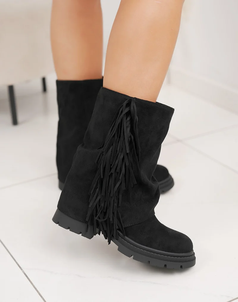 Bottines noires en suédine à franges et semelle crantée
