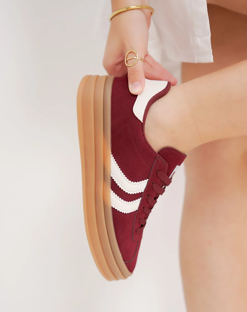 Basket femme bordeaux à bandes blanches et semelle marron tendance