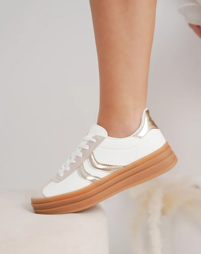 Basket femme blanche à bandes dorées et semelle marron tendance