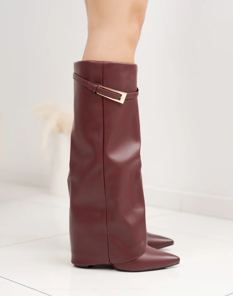 Bottes femme bordeaux à revers élégantes avec lanière et boucle dorée