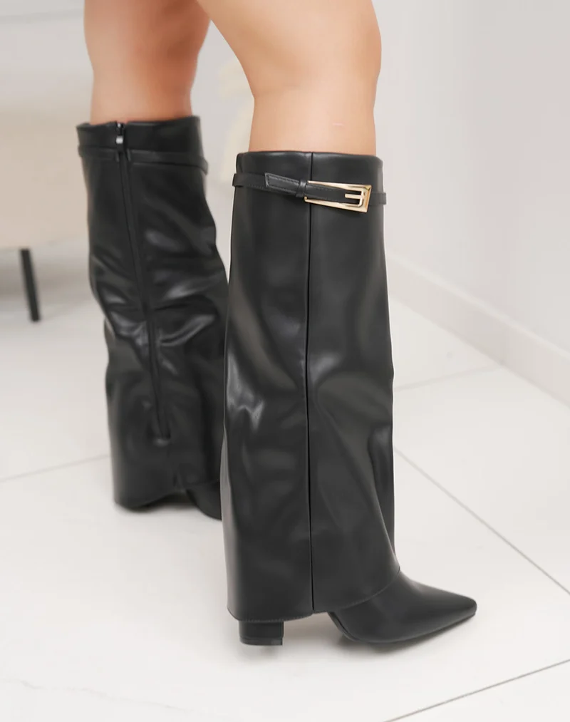 Bottes femme noires à revers élégantes avec lanière et boucles dorées