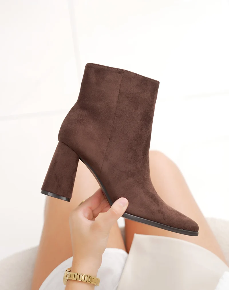 Bottines femme marron en suédine à talon carré élégant et bout pointu