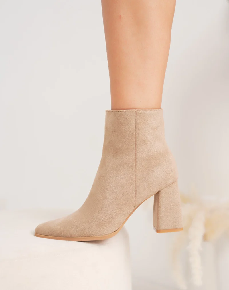 Bottines femme beige en suédine à talon carré chic et bout pointu