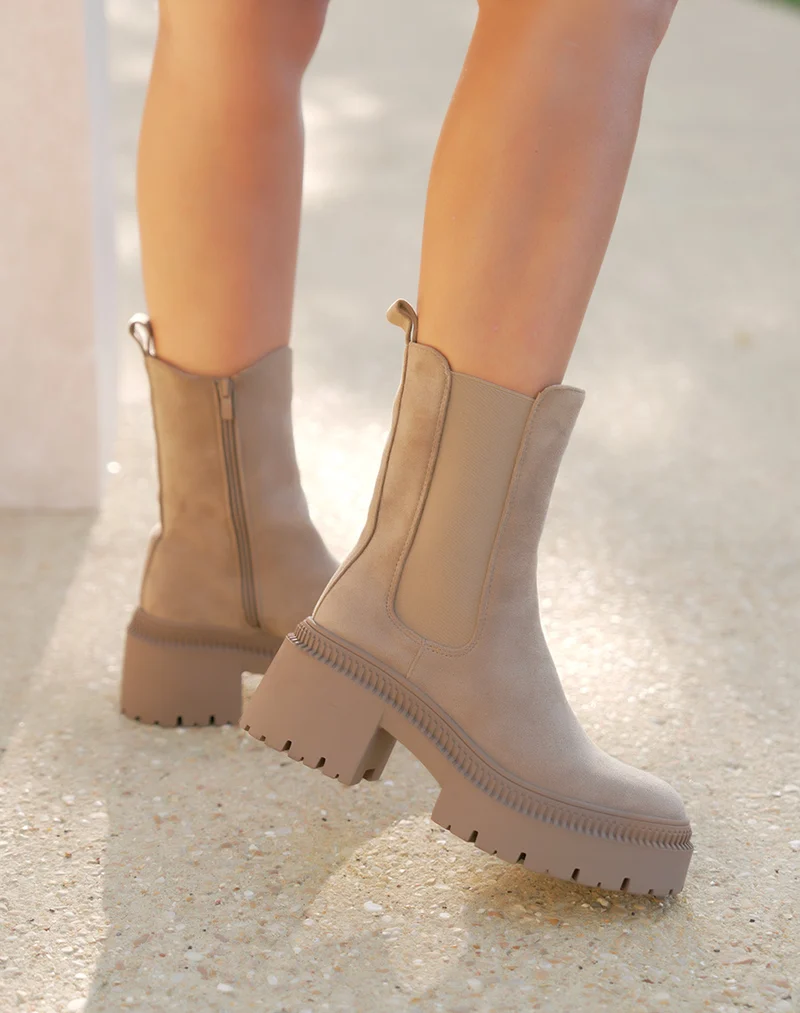 Bottines femme beiges en suédine à plateforme et semelle crantée tendance