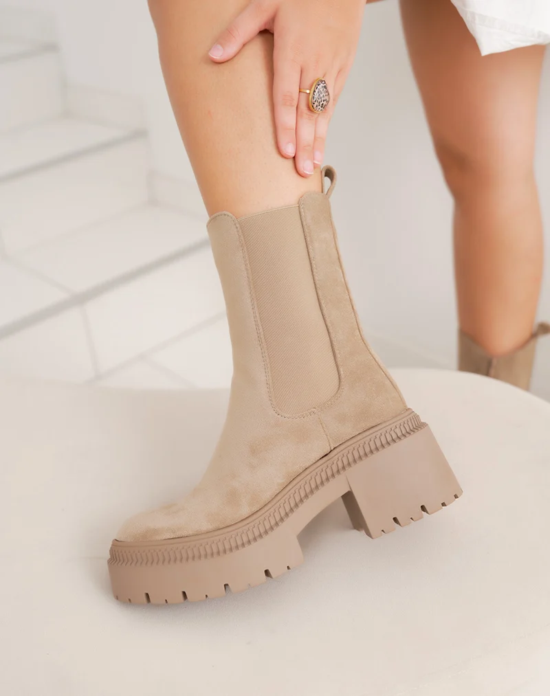 Bottines femme beiges en suédine à plateforme et semelle crantée tendance