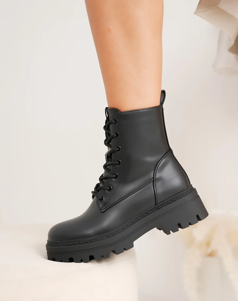 Bottines femme noires à lacets et semelle crantée épaisse avec talon carré 5cm