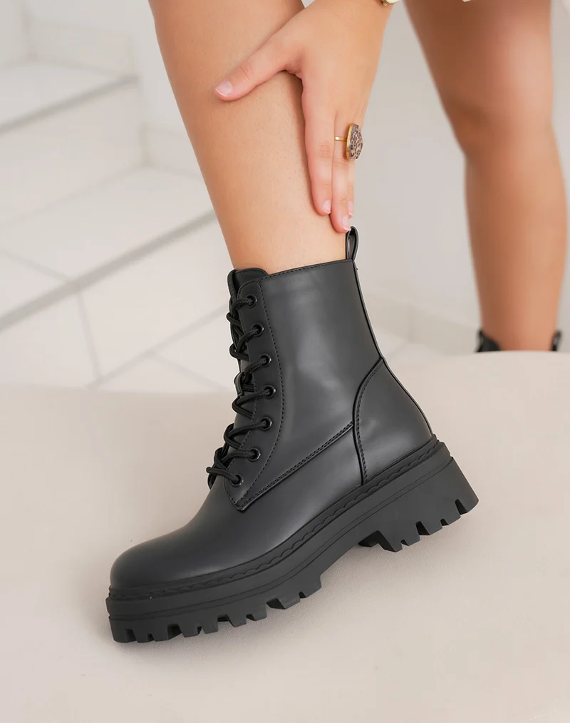 Bottines femme noires à lacets et semelle crantée épaisse avec talon carré 5cm