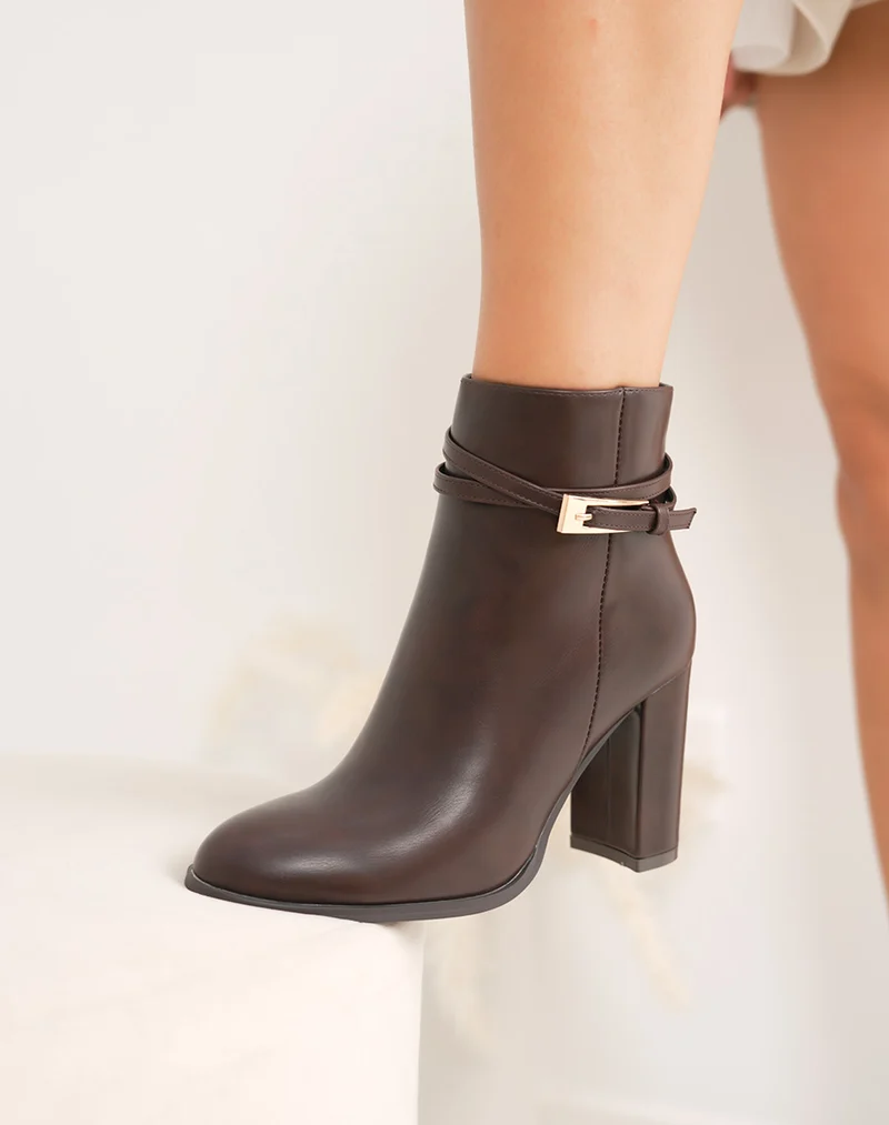 Bottines femme marron à talon carré 9cm élégantes avec lanière dorée et bout pointu