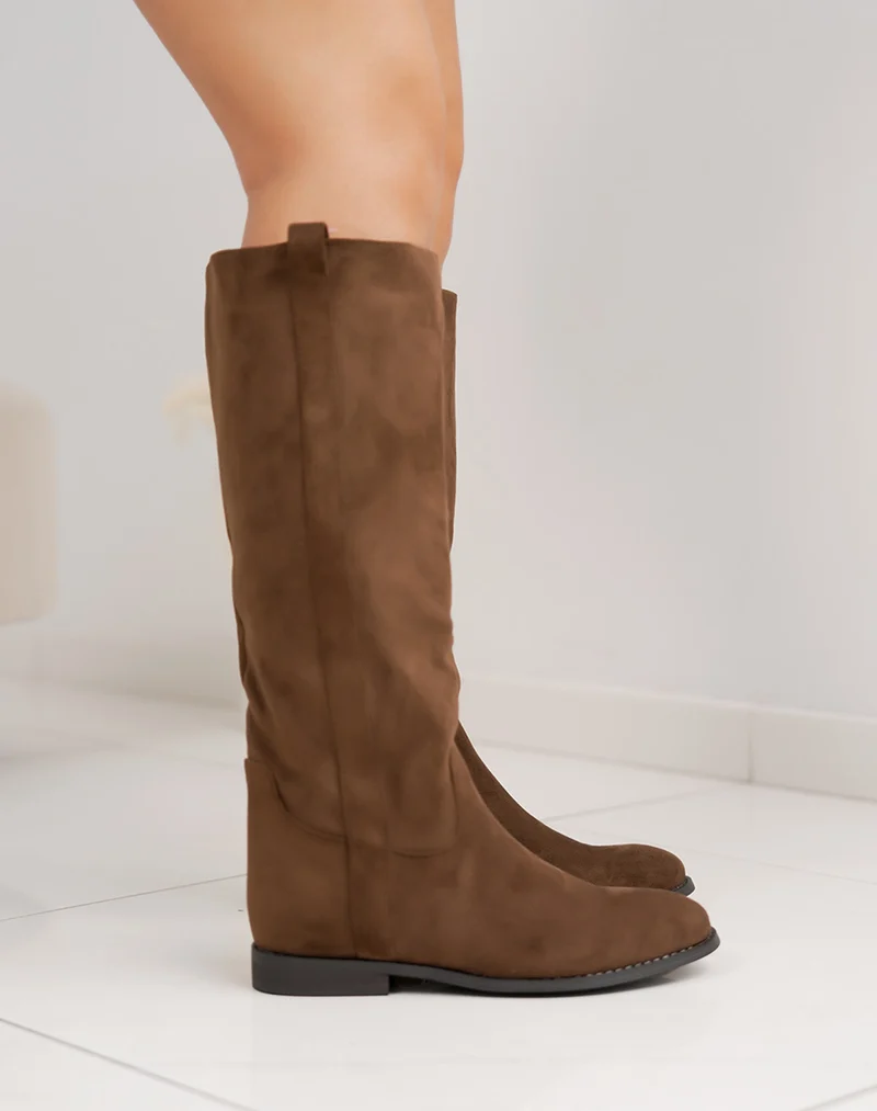 Bottes femme marron clair en suédine à petit talon élégantes et confortables
