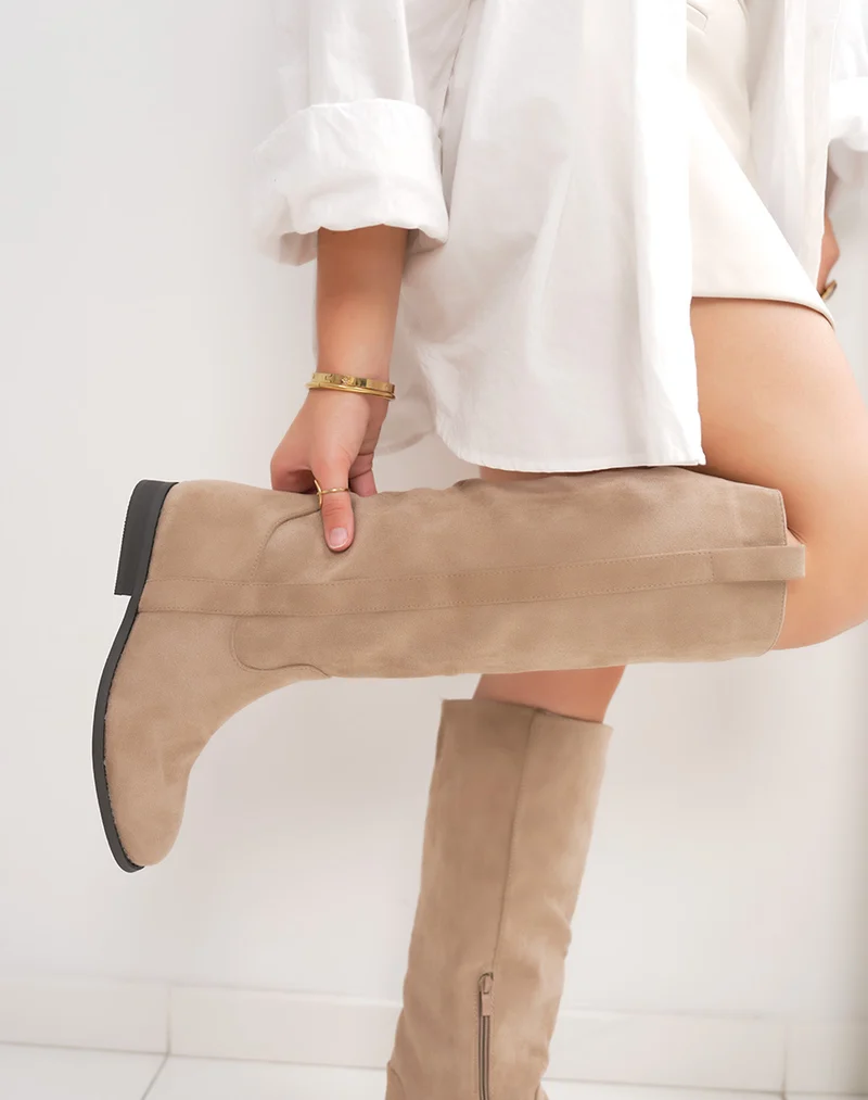 Bottes femme beige en suédine à petit talon élégantes et confortables