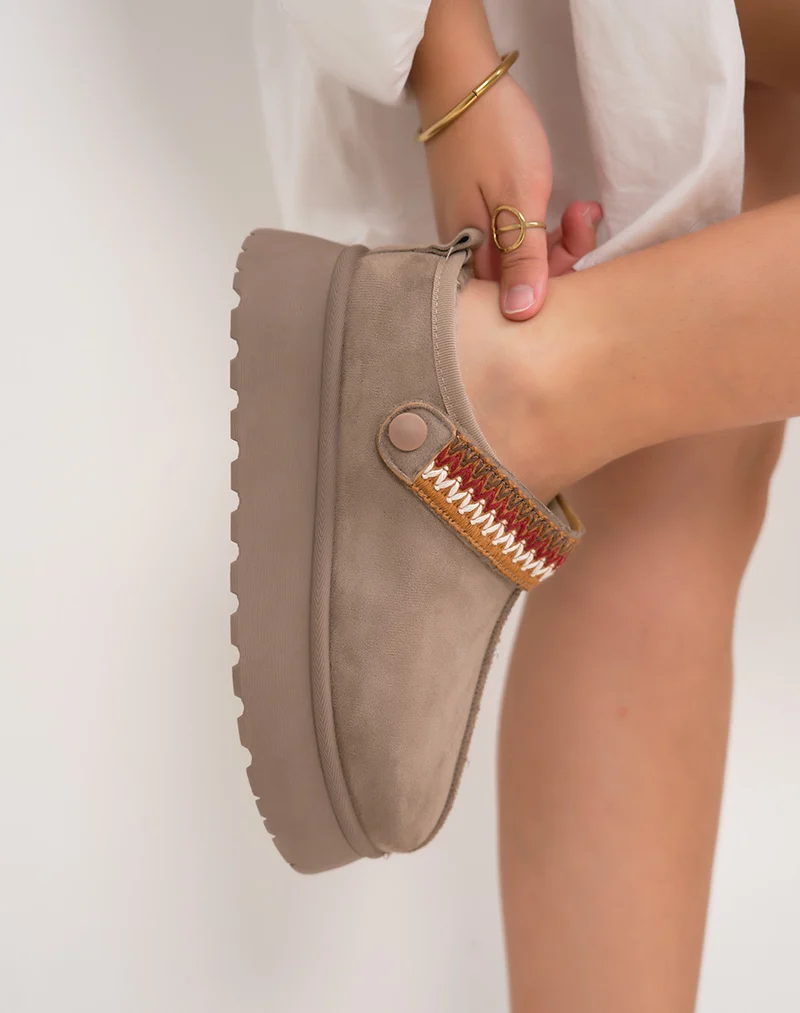 Mules femme taupe en suédine fourrée avec détail cousu ajustable