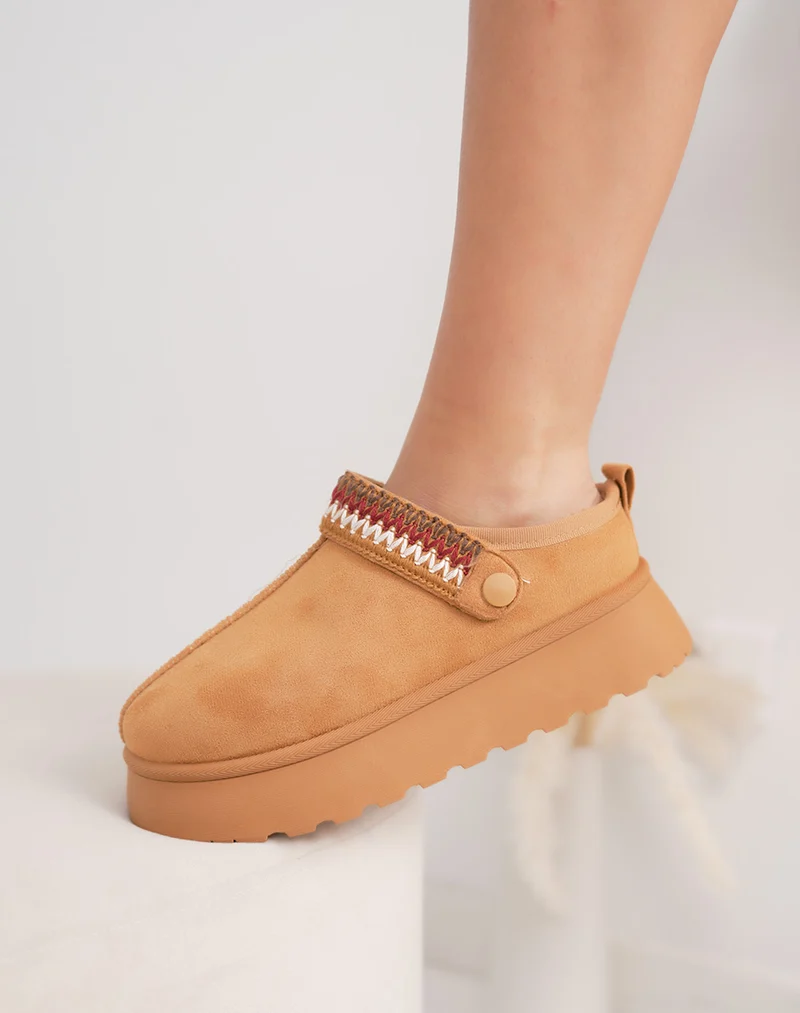 Mules femme camel en suédine fourrée avec détail cousu ajustable