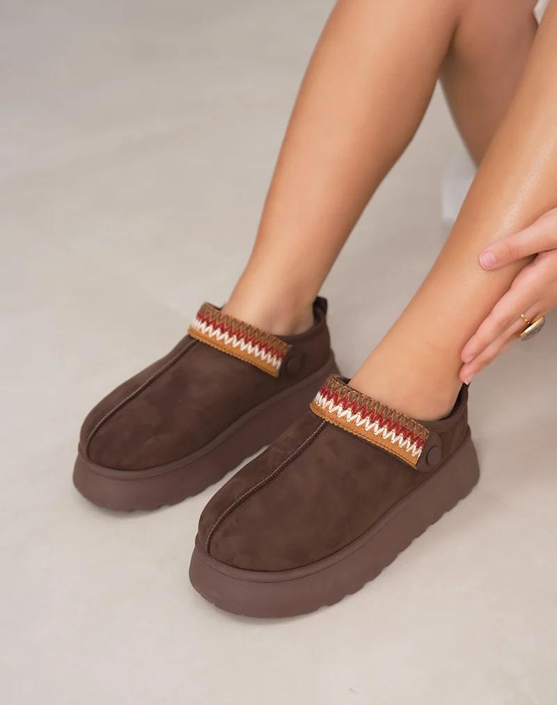 Mules femme marron chocolat en suédine fourrée avec détail cousu ajustable