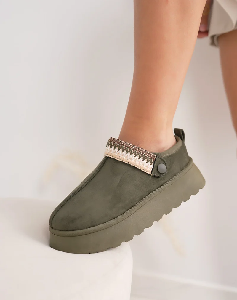 Mules femme vertes en suédine fourrée avec détail cousu ajustable