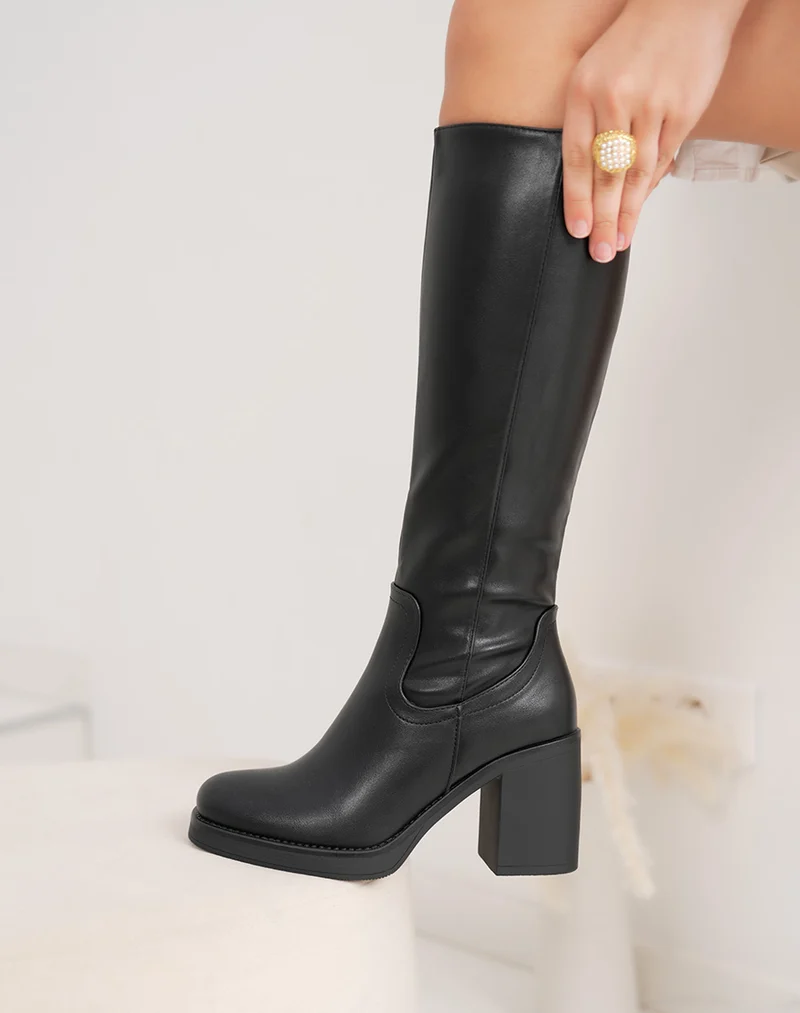 Bottes femme noires élégantes à talon carré et couture raffinée