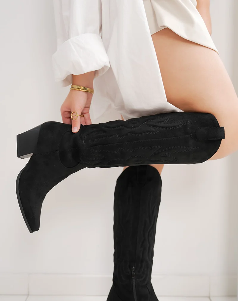 Botte femme noire style santiags haute en suédine avec bout pointu et talon biseauté