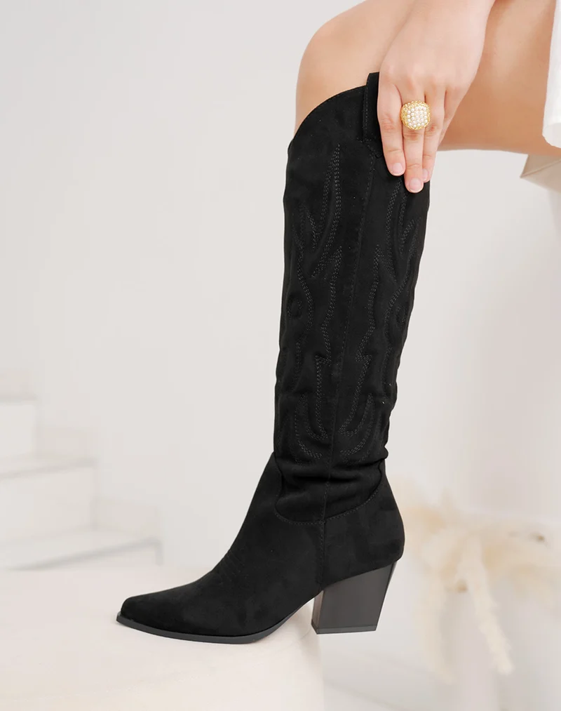 Botte femme noire style santiags haute en suédine avec bout pointu et talon biseauté