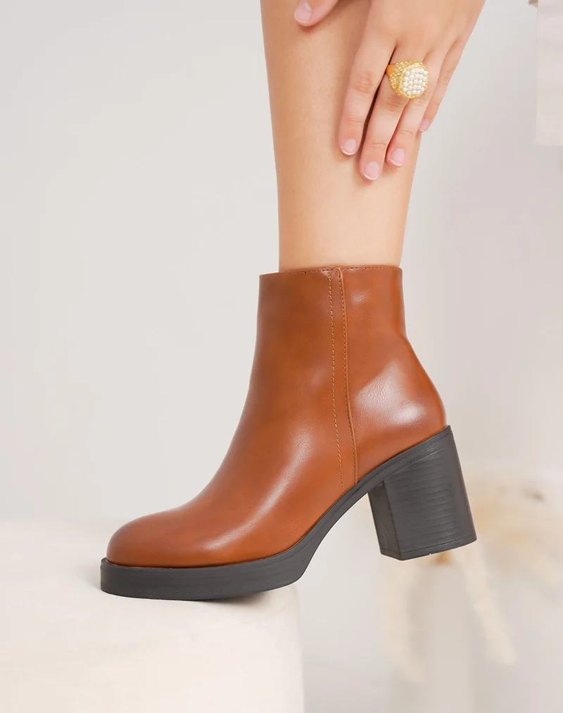 Bottine femme camel courte tendance à talon carré avec plateforme moderne