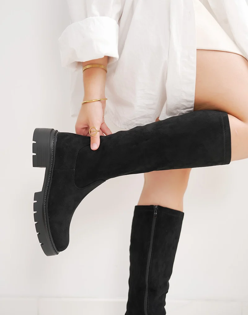 Botte femme noire en suédine effet chaussette à petit talon et bout rond