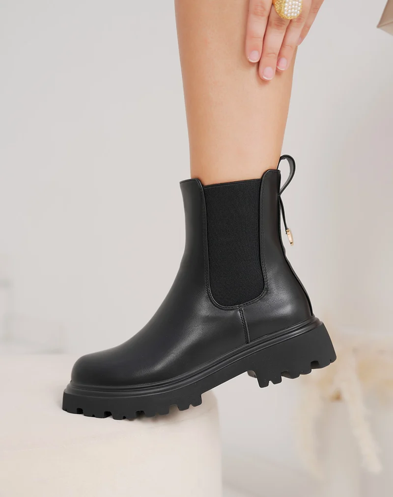 Bottine femme noire style chelsea élégante avec semelle crantée et bijou doré