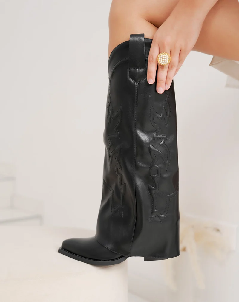 Bottes femme noires élégantes style santiags avec couture ton sur ton et bout pointu