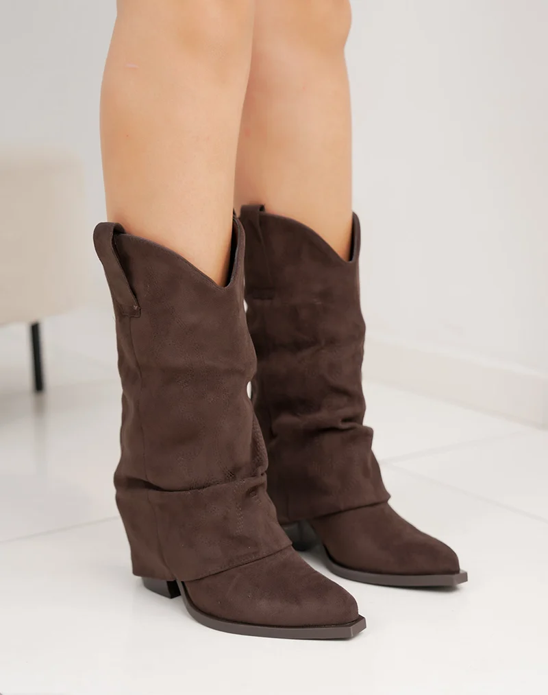 Bottine femme marron tendance style santiags avec couture plissée et talon biseauté