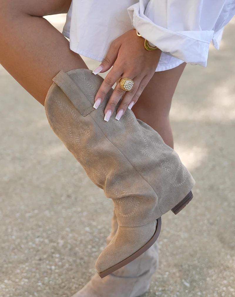 Bottine femme beige élégante style santiags avec couture plissée et talon biseauté