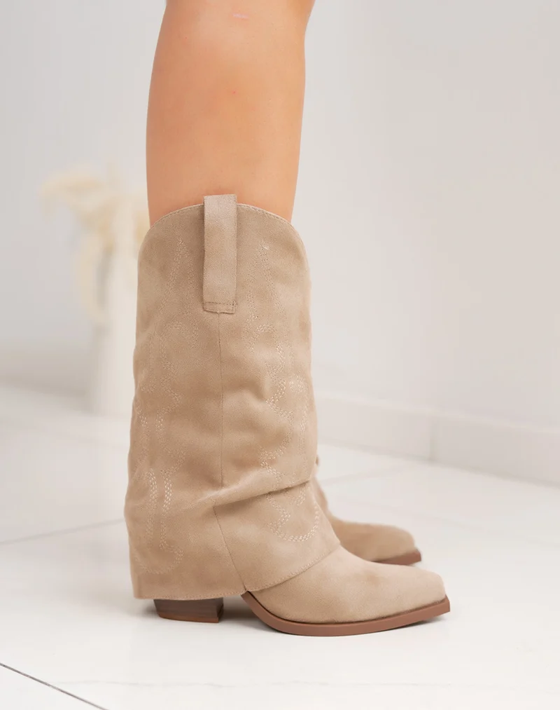 Bottine femme beige élégante style santiags avec couture plissée et talon biseauté